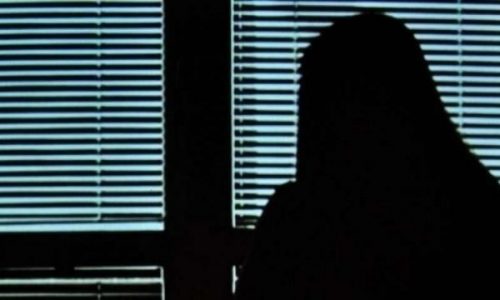 “Më dhunuan me rend tre policët serbë” – E mbijetuara e dhunës seksuale rrëfen tmerrin gjatë luftës