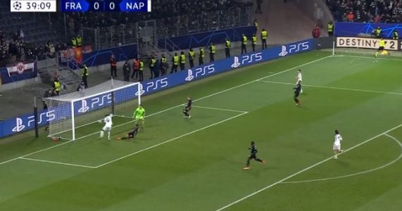 Napoli po e kryen punën me sukses edhe në Ligën e Kampionëve ndaj Eintracht Frankfurt