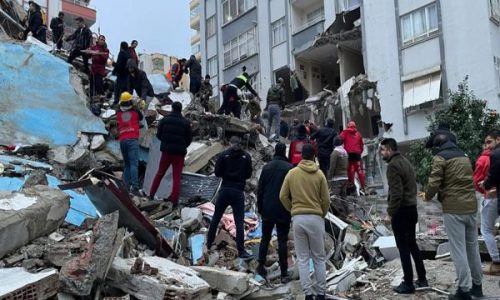 Tërmeti në Turqi, 14 volejbolliste vazhdojnë të mbeten të “zhdukura” nën rrënoja