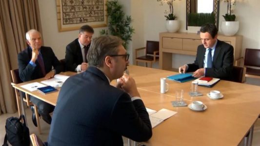 Njoha de-facto s’është zgjidhje e problemit, ndërkombëtarët s’kanë guxim të kërkojnë obligime ligjore nga Serbia-thonë njohësit