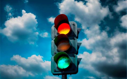 Shkencëtarët propozojnë të futet një tjetër dritë në semafor