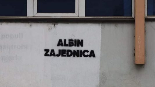 Mbishkrimet ‘Albin Zajednica’ në Gjykatën e Mitrovicës, policia inicion rast