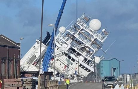 Anija del mbi port në Edinburg, ka shumë të lënduar