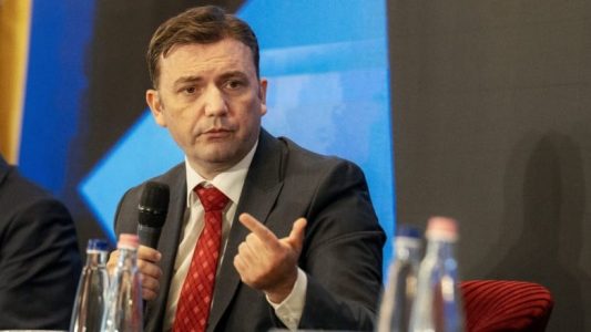 “I tejkaloi kufijtë partiakë”: Bujar Osmani kritikon Kurtin pasi lavdoi Gjykatën Kushtetuese të Maqedonisë