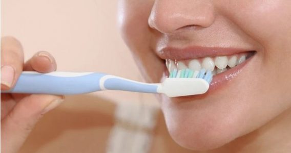 Stomatologia tregon disa nga sëmundjet që shkakton moslarja e dhëmbëve