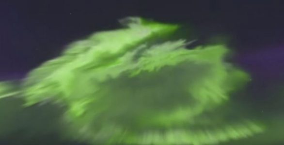 Pamje spektakolare, qielli i Finlandës mbulohet nga aurorat shumëngjyrëshe