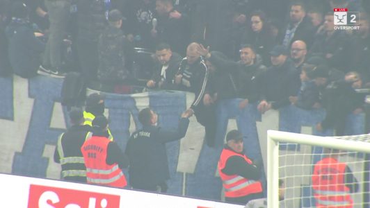 U ndërper ndeshja dhe kishte probleme: Momenti kur mjeku i Tiranës shkon ta ndihmojë tifozin në tribuna