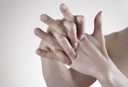 Kërcitja e gishtave dëmton ligamentet dhe nyjet
