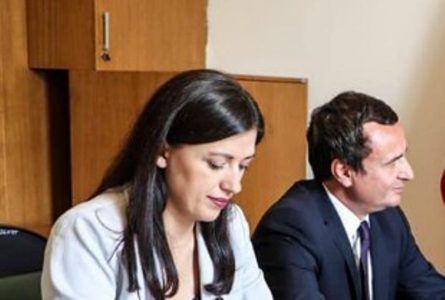 Si i lexon pushteti i Kurtit vendimet e Kushtetueses?