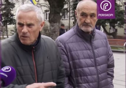 S’ka çare pa e nënshkru oj çika jem. T’kallxojnë do ma të meçëm se na jena asishë tash: Hare në shesh, kolegia gazetare nga mediumi tjetër iu bërtet grumbullit të qytetarëve që duan të flasin enkas për Periskopin