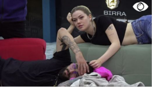 Pas ndarjes nga Kristi, Keisi shumë e afërt me Lorencin, i përkëdhel kokën atij