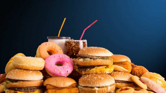 A duhen ndaluar reklamat e ushqimeve të pashëndetshme?