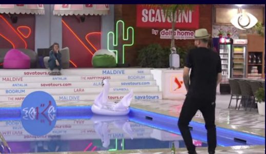 Luizi kërcen për Oltën, ajo e shikon e buzëqeshur