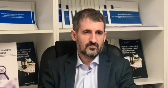 Miftaraj: Një presidente që shfrytëzon të gjitha privilegjet shtetërore, nuk mund të mbrohet duke sulmuar median