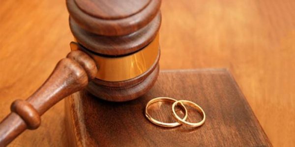 151 çifte i dhanë fund martesës së tyre vetëm gjatë muajit shkurt