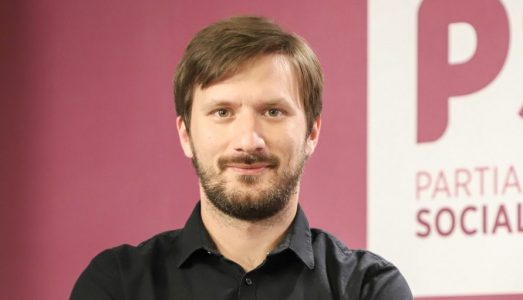 Ironizon Nol Nushi, e shkruan një “listë” të VV-së: kandidatë veç Albin Kurti dhe Dejona Mihali