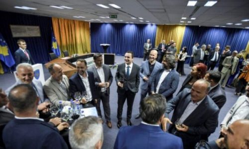 “Falimentimi i Komunave po ndodhë si pasojë e veprimeve të kryeregjisorit Albin Kurti”