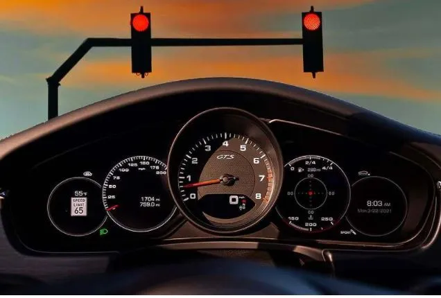 Porsche me teknologji që u ndihmon shoferëve të mos kalojnë në dritën e kuqe të semaforit