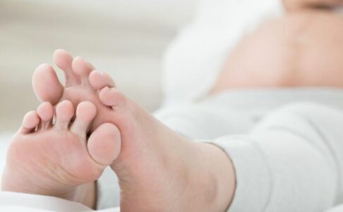 Pse ndodh ënjtja e këmbëve gjatë shtatzënisë?