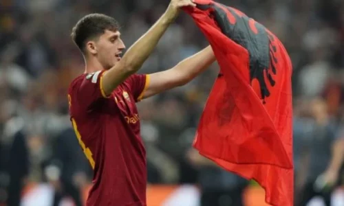 Kumbulla e mbështet Romën si i lënduar sonte për finale: Kurrë nuk do të jesh vetëm, fito për ne