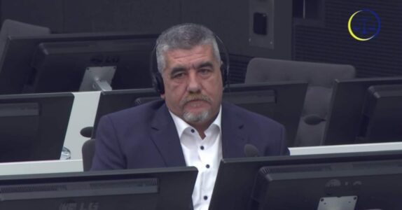 Pjetër Shala nuk i bindet gjyqtarëve të Hagës, nuk ngrihet në këmbë për leximin e vendimit