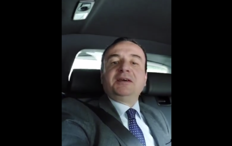 Kryeministri Kurti përdorues i dobët i telefonit: Video nga kerri e dëshmon këtë