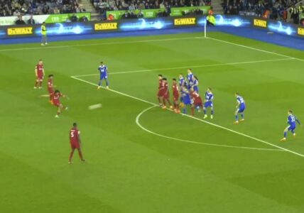 Çmenduri, çmenduri – Arnold me golin e tij nga gjuajtja e lirë ‘thyen ligjet e fizikës’