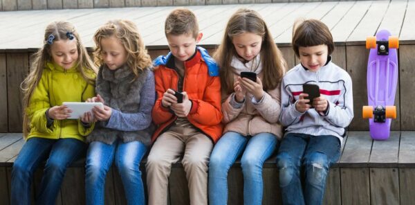 SHBA do të ndalojnë mediat sociale për fëmijët nën 13 vjeç