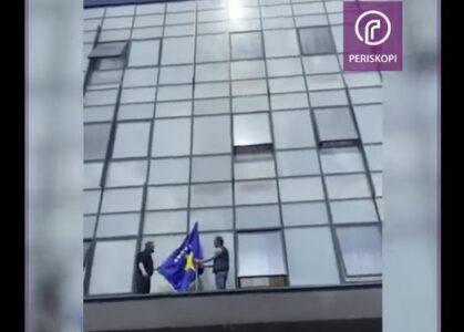 Flamuri i Kosovës vendoset në ndërtesën e Mitrovicës së Veriut