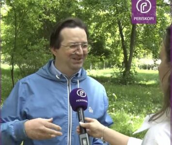 Mendim Rugova shkrihet së qeshuri me Besnik Bislimin: Si parashikuesi më i famshëm i motit, ia tregon disa ‘trika’ të mirë