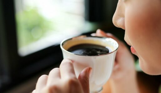 Kafeja ndikon në sjelljen tonë, 5 “pasoja” të habitshme