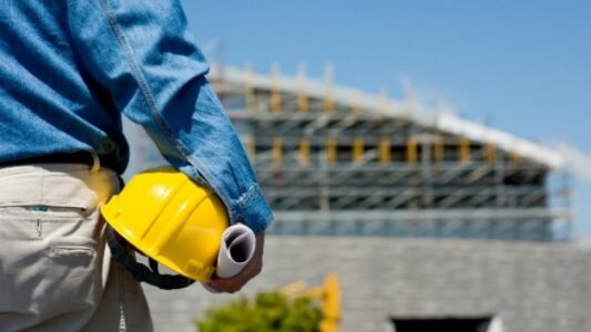 Punëtori bie nga 3 metra lartësi në Gjilan, arrestohet pronari i kompanisë