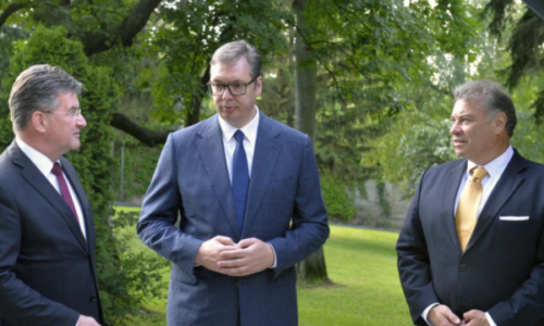 Vuçiq pret Lajçakun dhe Escobarin: Koha që Kosova ta themelojë Asociacionin