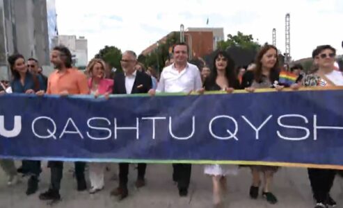 Kurti i bashkohet Paradës së Krenarisë