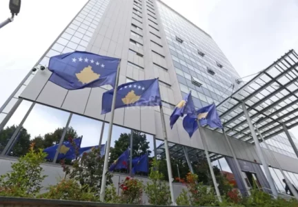 Analistët: Krizat e brendshme dhe Qeveria në detyrë lanë Kosovën pa zë në arenën ndërkombëtare më 2025