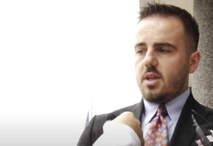 Deputeti i VV-së nuk kursehet me lavdata për Xhelal Sveçlën