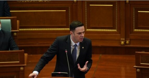 Abdixhiku: Kurti i njeh bandat me emëra e po i lë të lirë, ndërsa sulmon miqtë