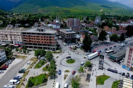 Një grua në Deçan ngacmoi dy burra përmes telefonit, njërin e sulmoi fizikisht