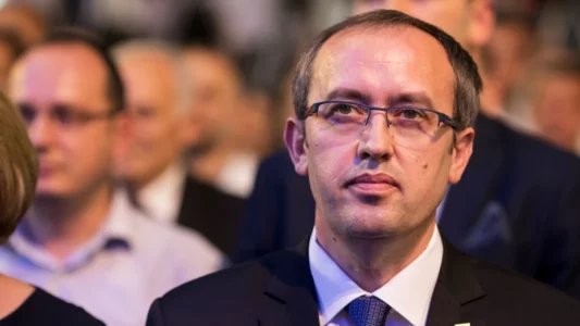 Hoti reagon për 6 gazetarët e RTK-së: I censurojnë që e kritikojnë pushtetin, i favorizojnë ata që i miklojnë ministrat në intervista