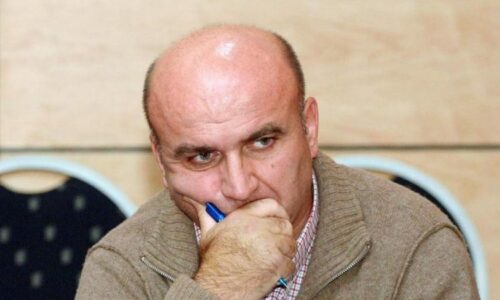 Përse Kurti po përpiqet të frikësojë shtypin në Kosovë?