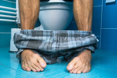 Ekspertët shëndetësorë: Burrat duhet të urinojnë ulur