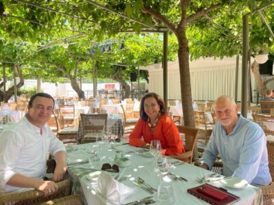 Kurti vazhdon shëtitjet nëpër restorantet greke, flet me dy ish-politikanë pa rëndësi