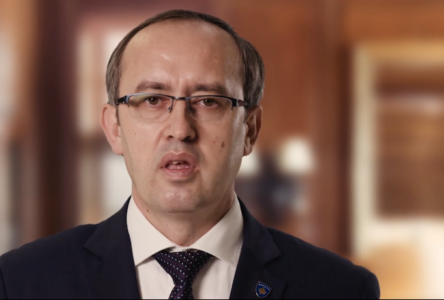 Hoti: Presidentja Osmani po e përfundon mandatin pa lënë asnjë gjurmë në shtetndërtim