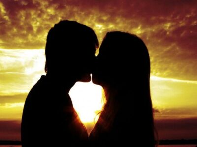 Jepini një puthje sepse sot është Dita Botërore e Puthjes