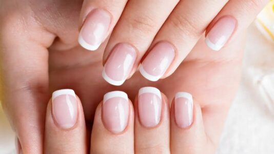 Këto truke do të ndihmojnë që manikyri juaj të zgjasë më shumë gjatë verës