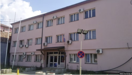 E kujt është ndërtesa komunale në Mitrovicë të Veriut?