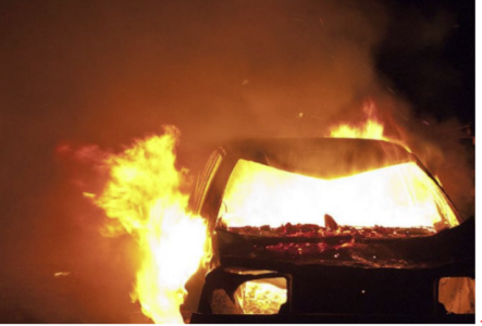 Digjet një veturë në Lipjan