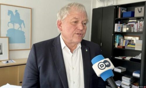 Deputeti gjerman Hacker kërkon nga BE-ja sanksione ndaj Milan Radoiçiqit