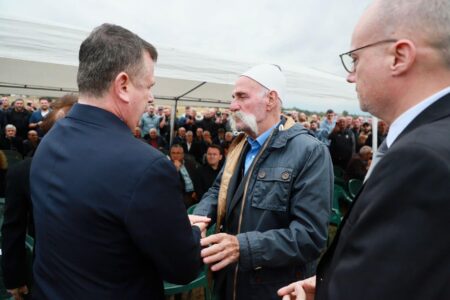 Dy ministra të Shqipërisë morën pjesë në ceremoninë e varrimit të policit hero