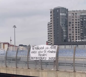 Në hyrje të Prishtinës vendoset baneri me mbishkrimin: “Të vdesësh për ATDHE është sikur të rilindësh përsëri”